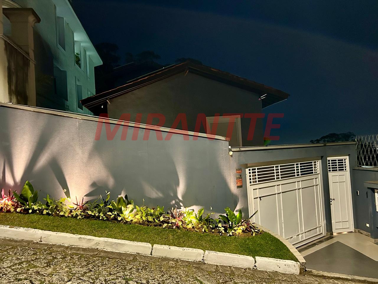 Cond. fechado de 372m² com 4 quartos em Jardim Ibiratiba