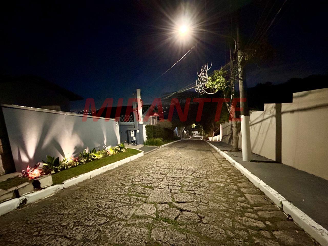 Cond. fechado de 372m² com 4 quartos em Jardim Ibiratiba