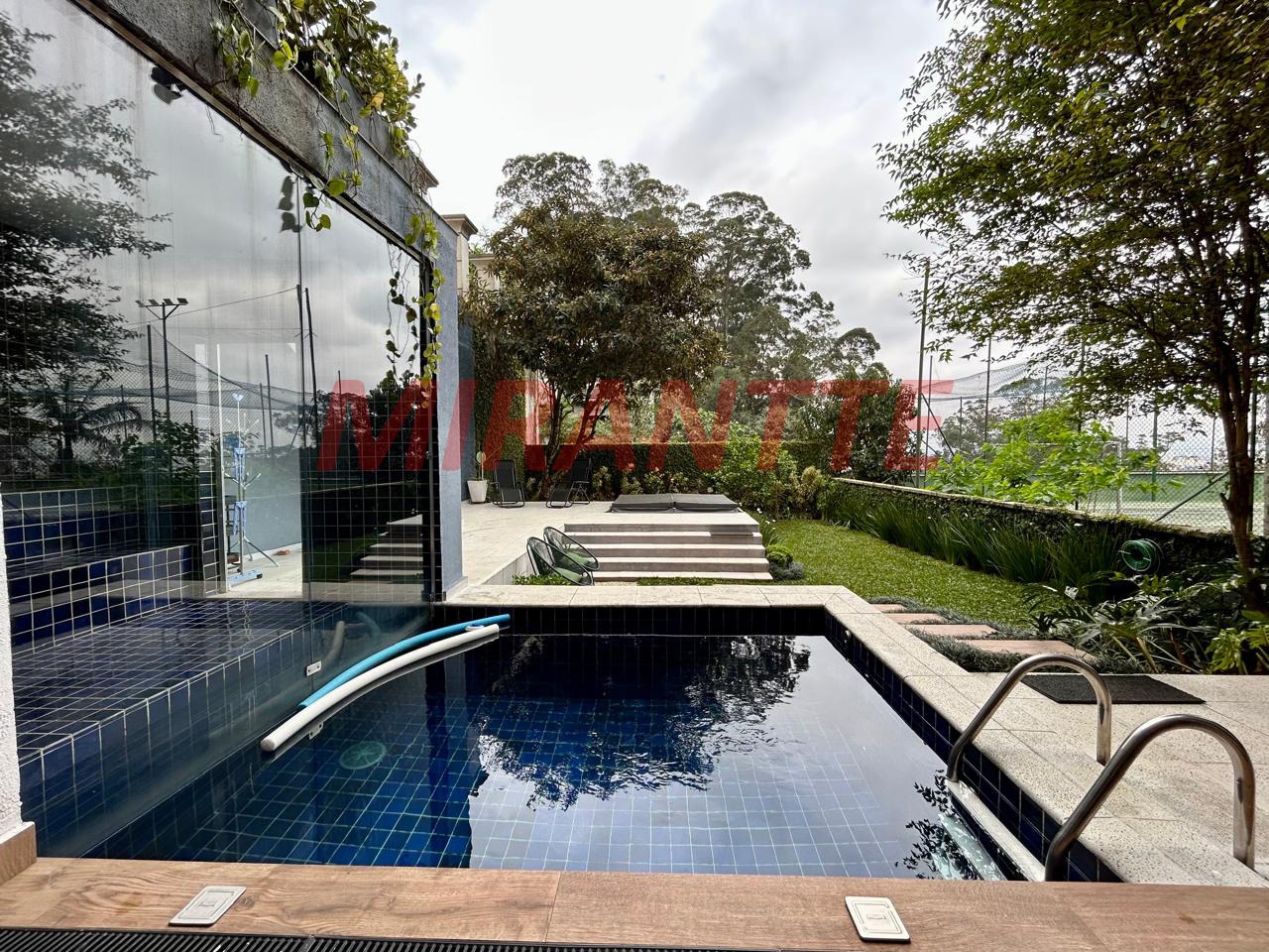 Cond. fechado de 372m² com 4 quartos em Jardim Ibiratiba