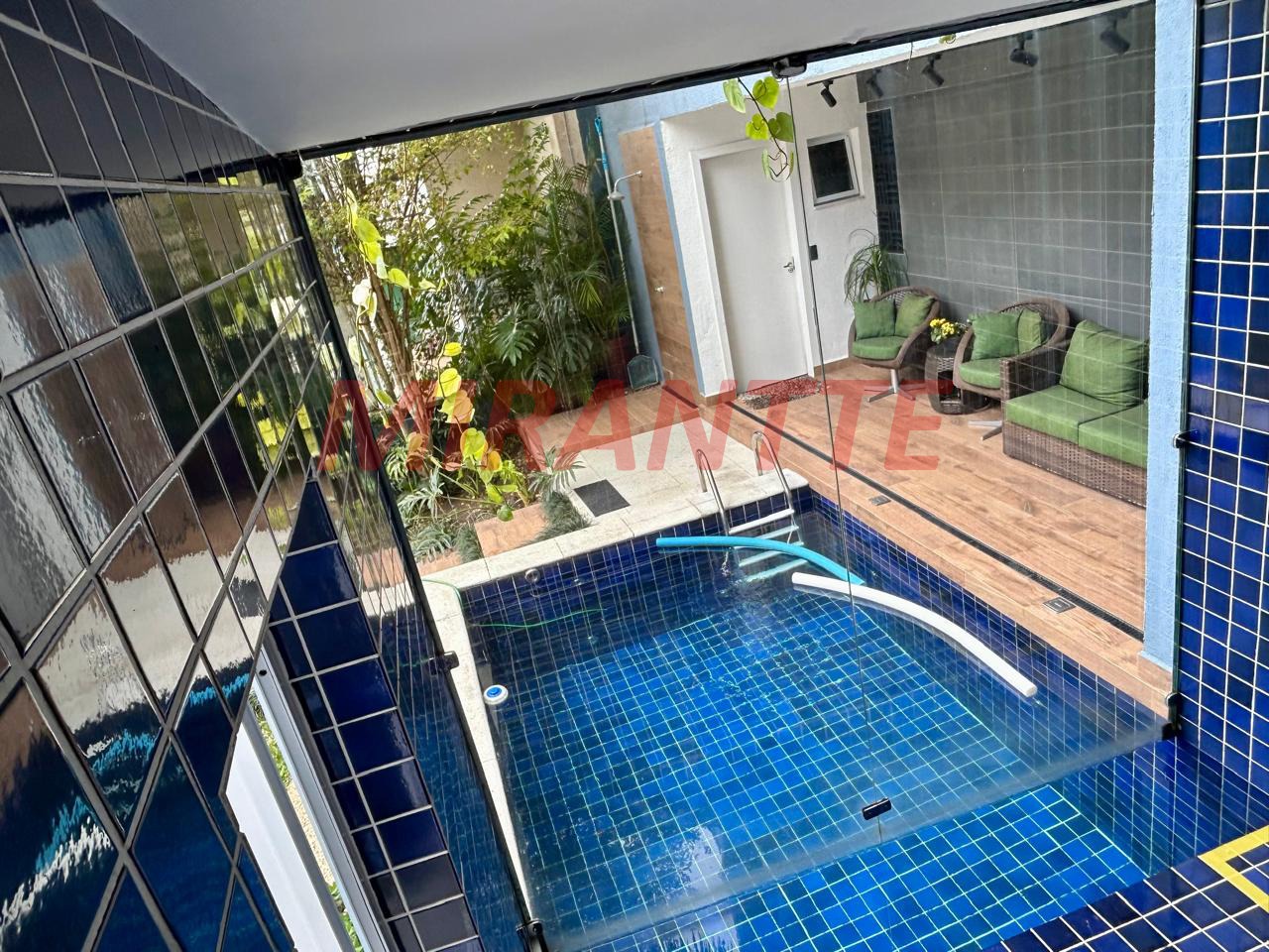Cond. fechado de 372m² com 4 quartos em Jardim Ibiratiba
