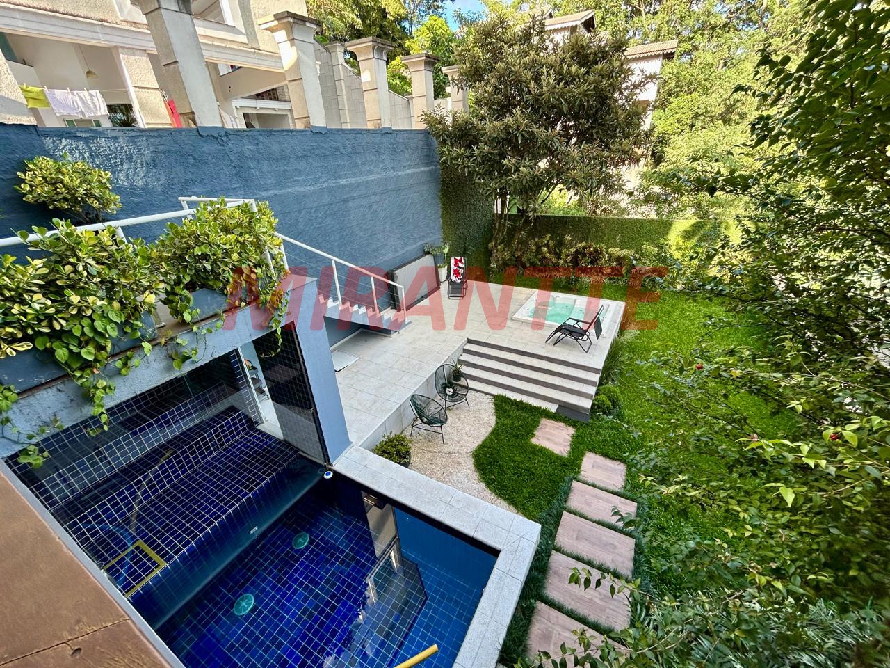 Cond. fechado de 372m² com 4 quartos em Jardim Ibiratiba