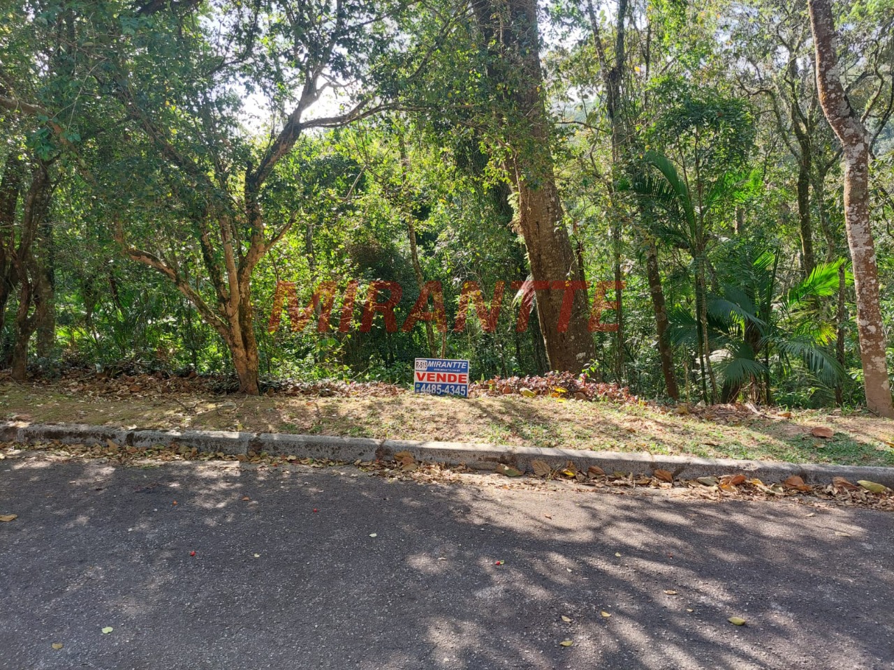 Terreno de 0m² em Alpes Da Cantareira