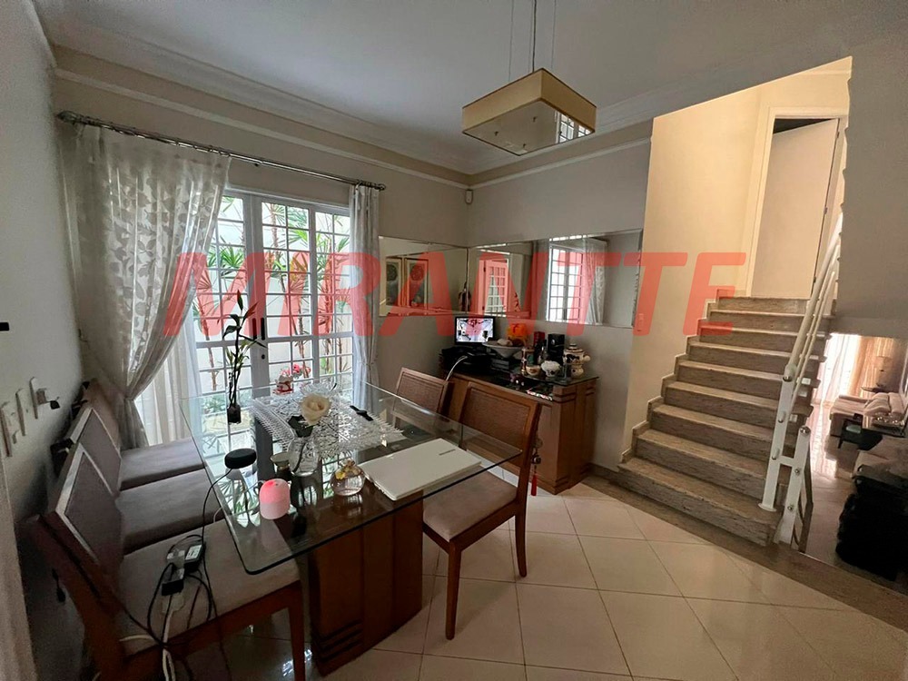 Sobrado de 247m² com 4 quartos em Água Fria