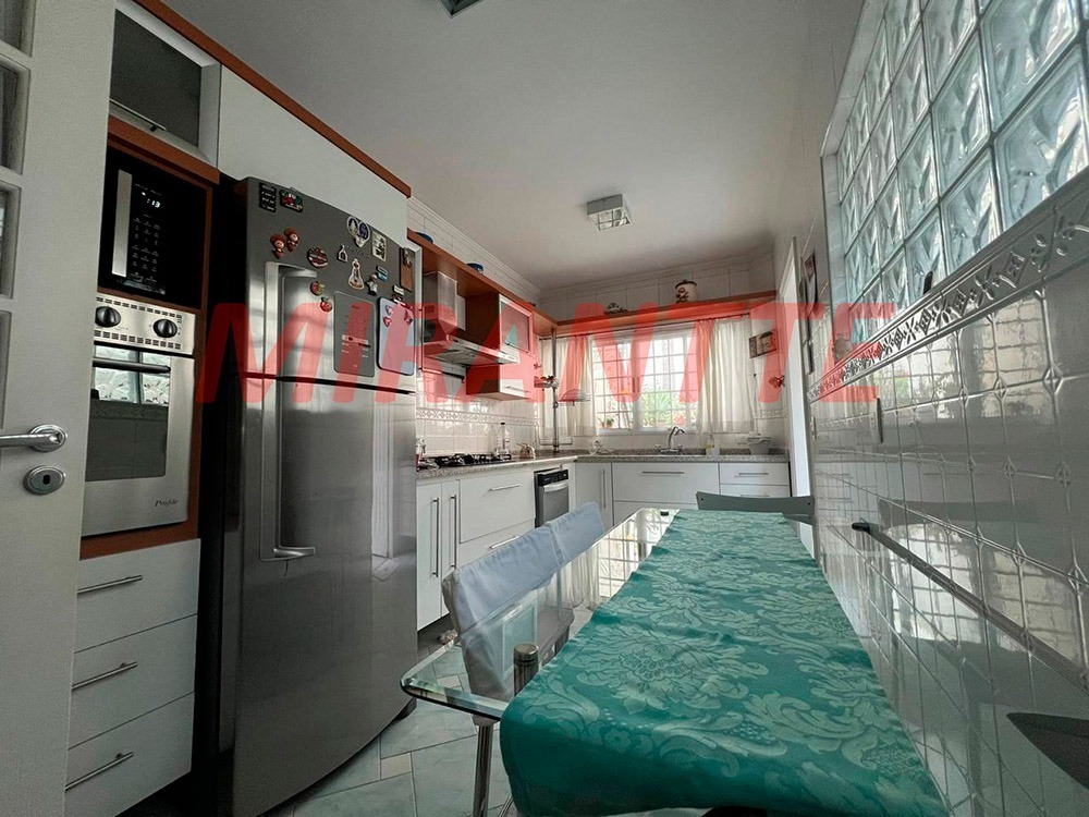 Sobrado de 247m² com 4 quartos em Água Fria