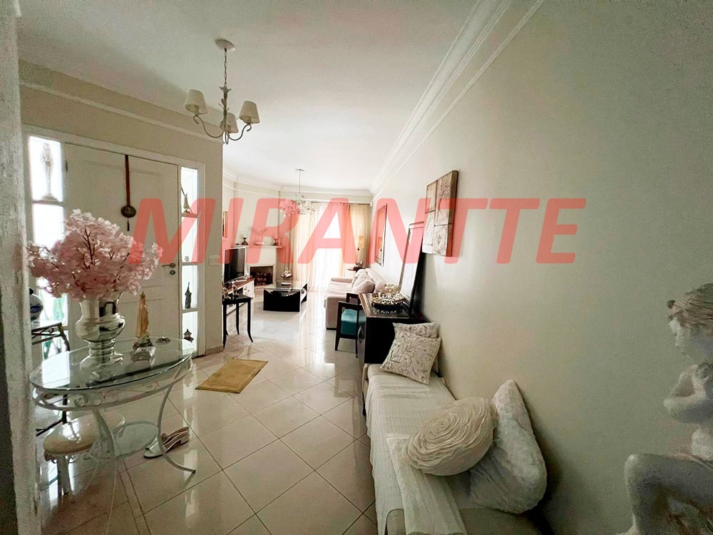 Sobrado de 247m² com 4 quartos em Água Fria