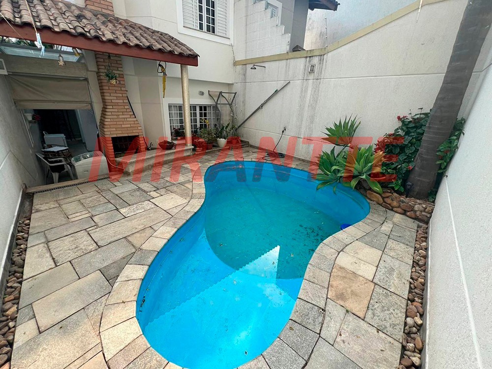 Sobrado de 247m² com 4 quartos em Água Fria