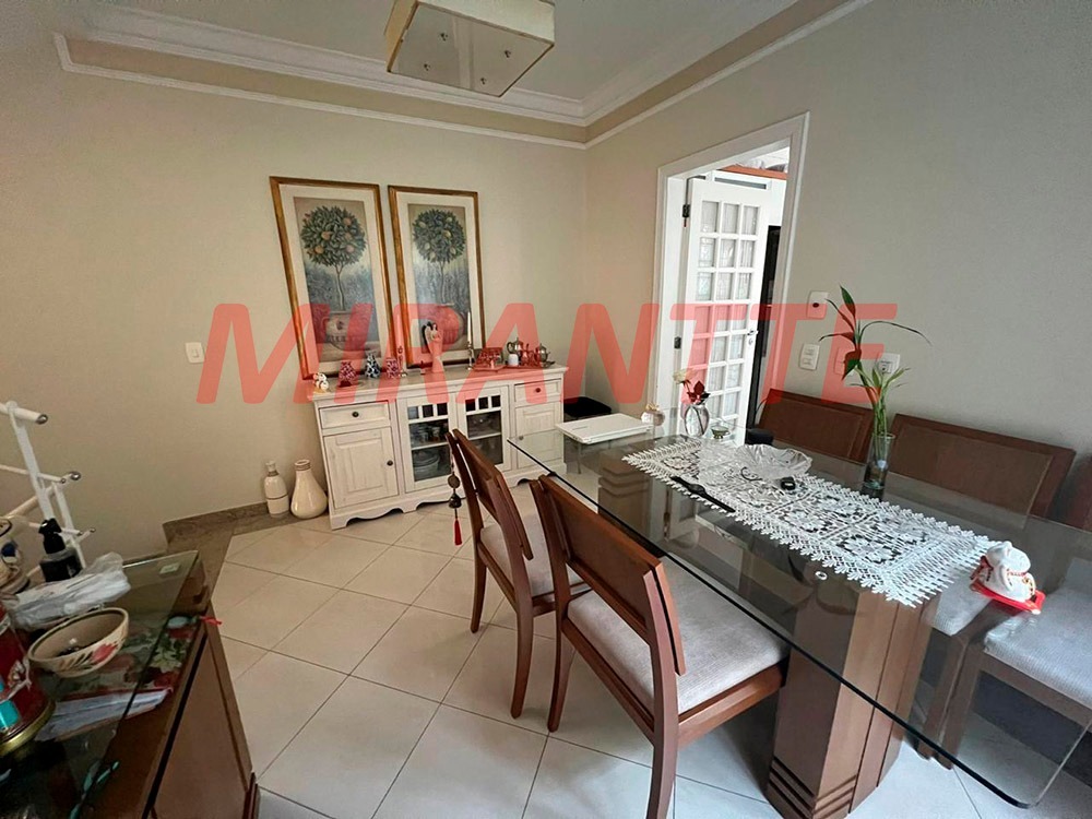 Sobrado de 247m² com 4 quartos em Água Fria