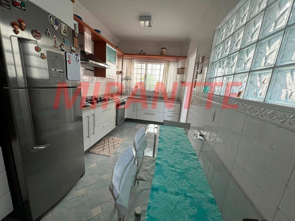 Sobrado de 247m² com 4 quartos em Água Fria