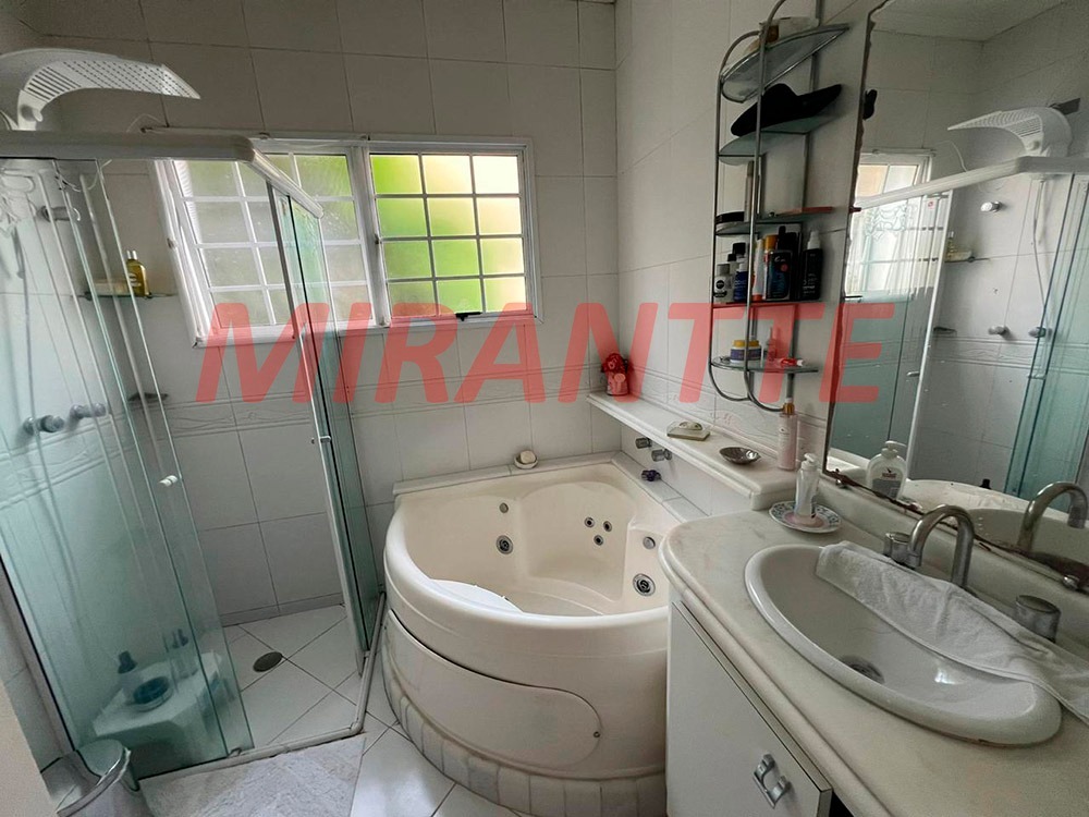 Sobrado de 247m² com 4 quartos em Água Fria