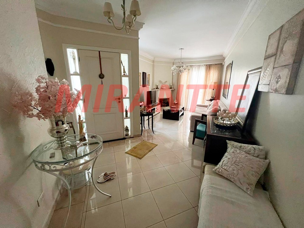 Sobrado de 247m² com 4 quartos em Água Fria