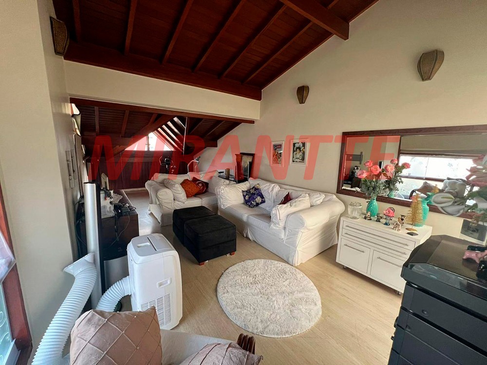 Sobrado de 247m² com 4 quartos em Água Fria