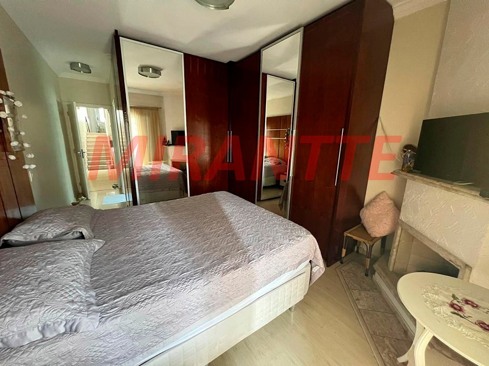 Sobrado de 247m² com 4 quartos em Água Fria