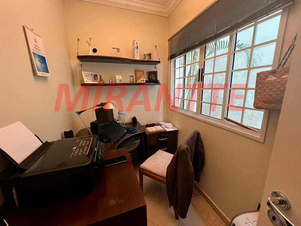 Sobrado de 247m² com 4 quartos em Água Fria