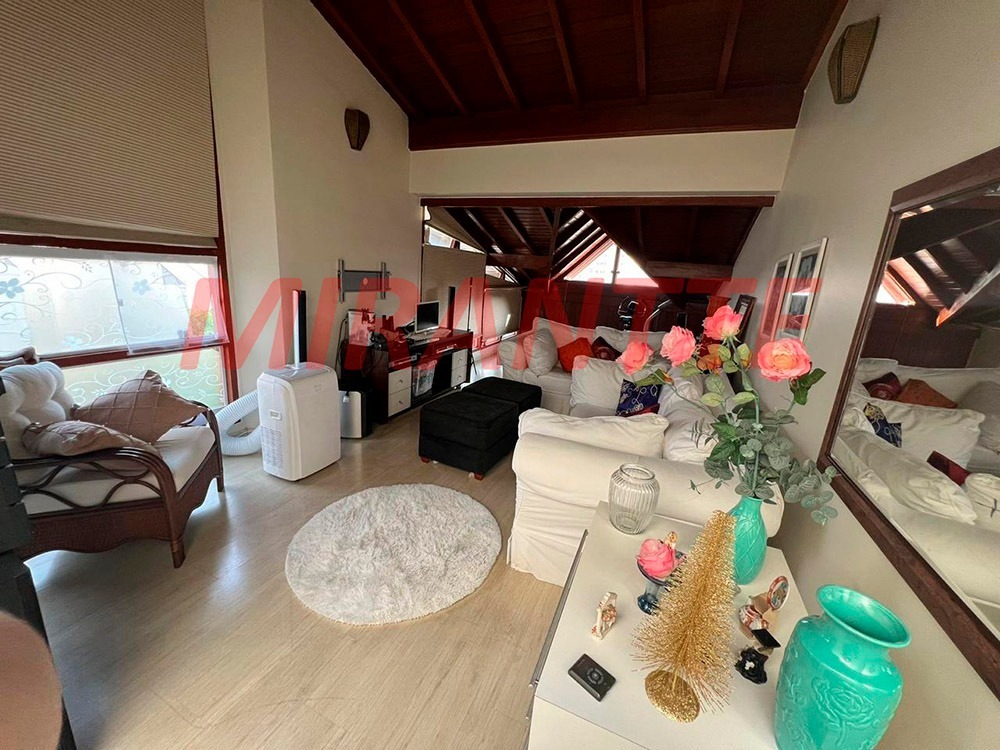 Sobrado de 247m² com 4 quartos em Água Fria