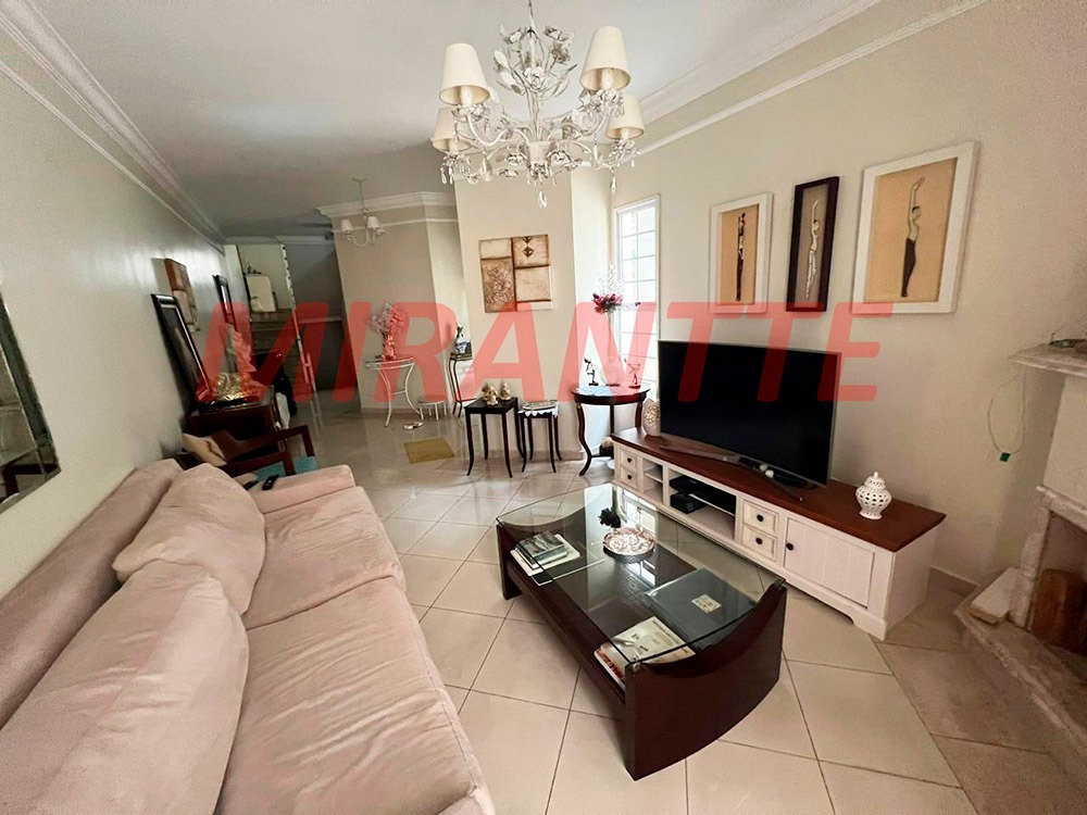 Sobrado de 247m² com 4 quartos em Água Fria
