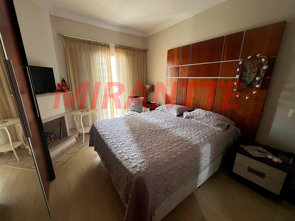 Sobrado de 247m² com 4 quartos em Água Fria