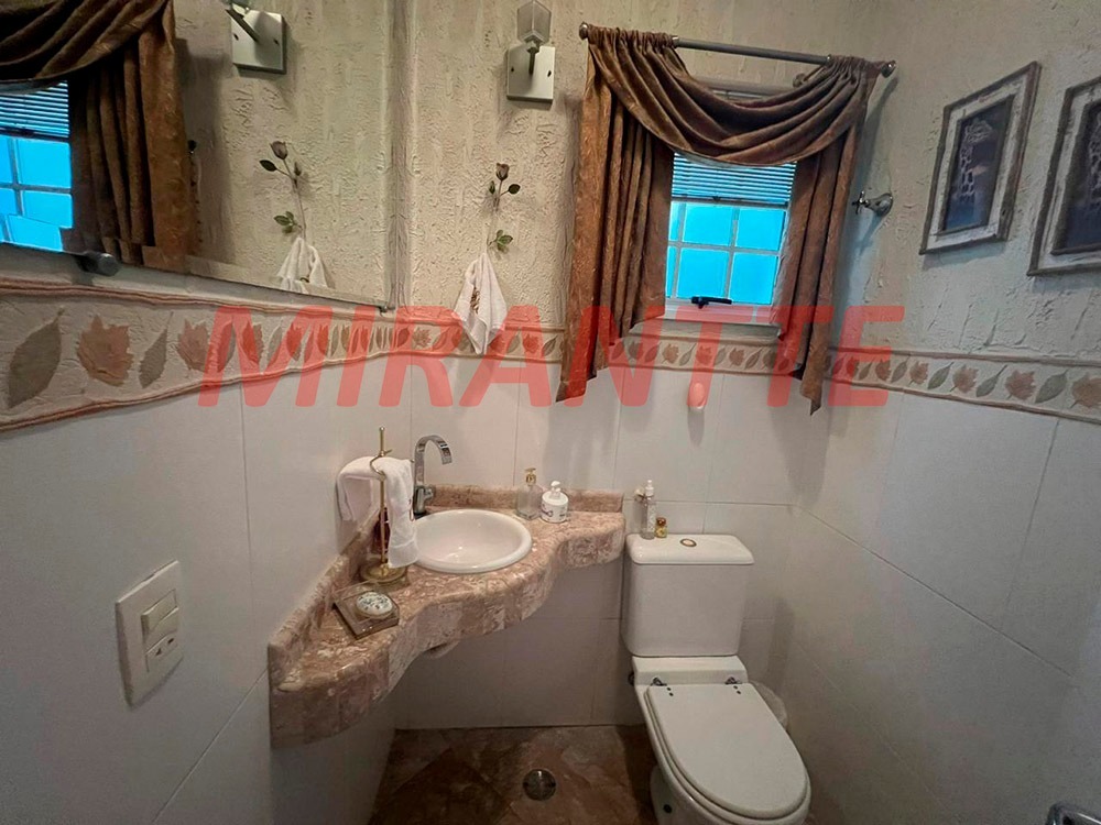 Sobrado de 247m² com 4 quartos em Água Fria