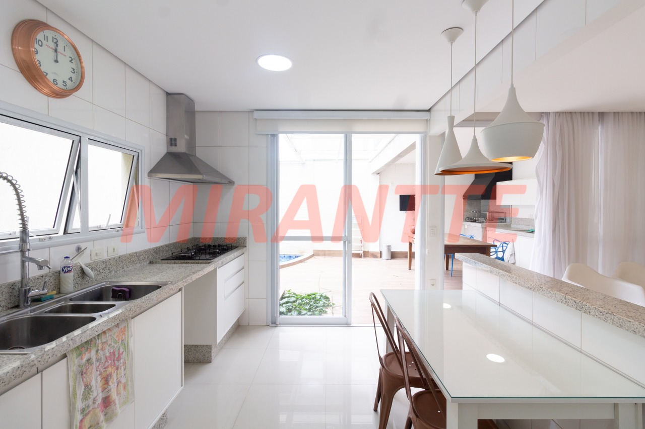 Cond. fechado de 242m² com 3 quartos em Tremembe