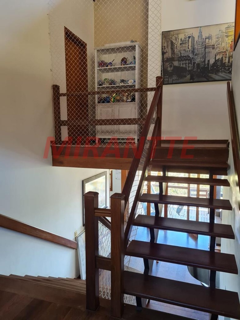 Cond. fechado de 280m² com 3 quartos em Alpes Da Cantareira