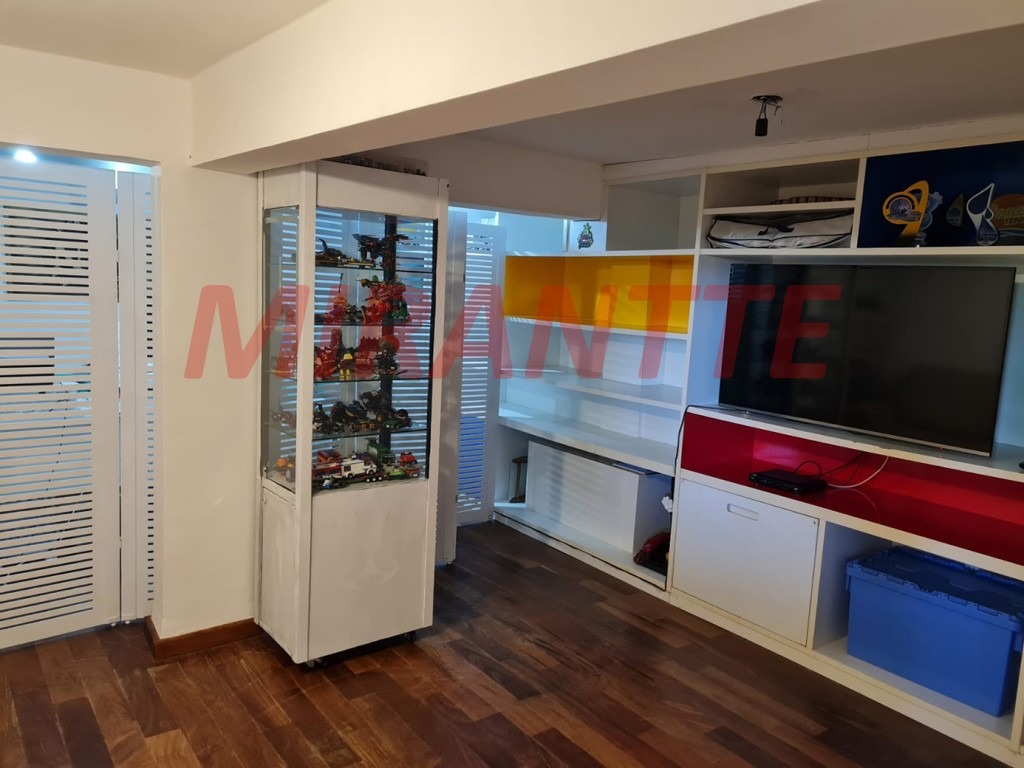 Cond. fechado de 280m² com 3 quartos em Alpes Da Cantareira