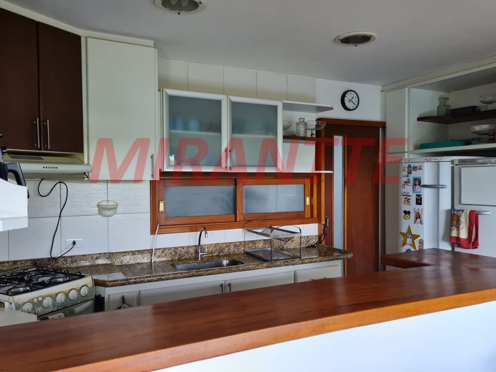 Cond. fechado de 280m² com 3 quartos em Alpes Da Cantareira