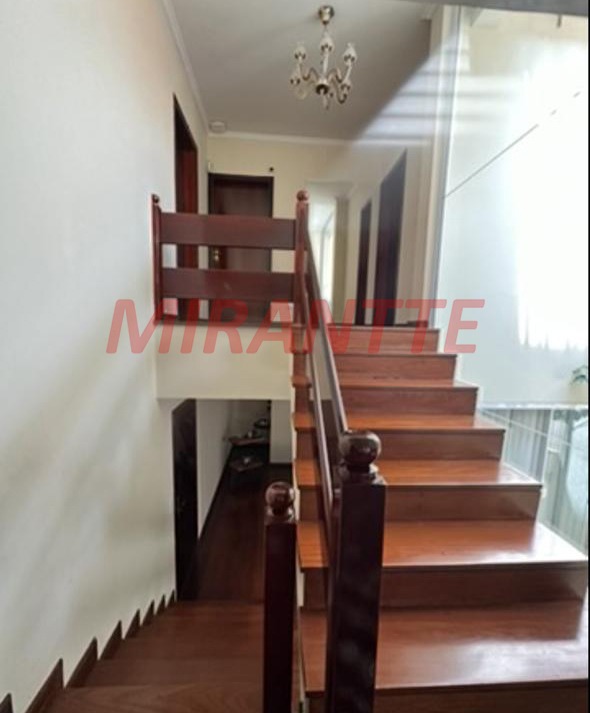 Sobrado de 240m² com 4 quartos em Jardim Guapíra