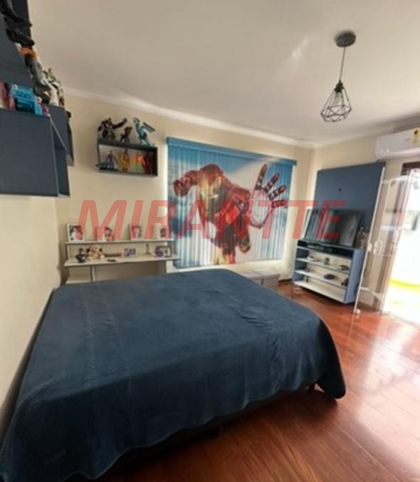 Sobrado de 240m² com 4 quartos em Jardim Guapíra