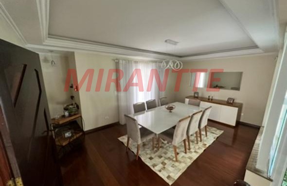 Sobrado de 240m² com 4 quartos em Jardim Guapíra