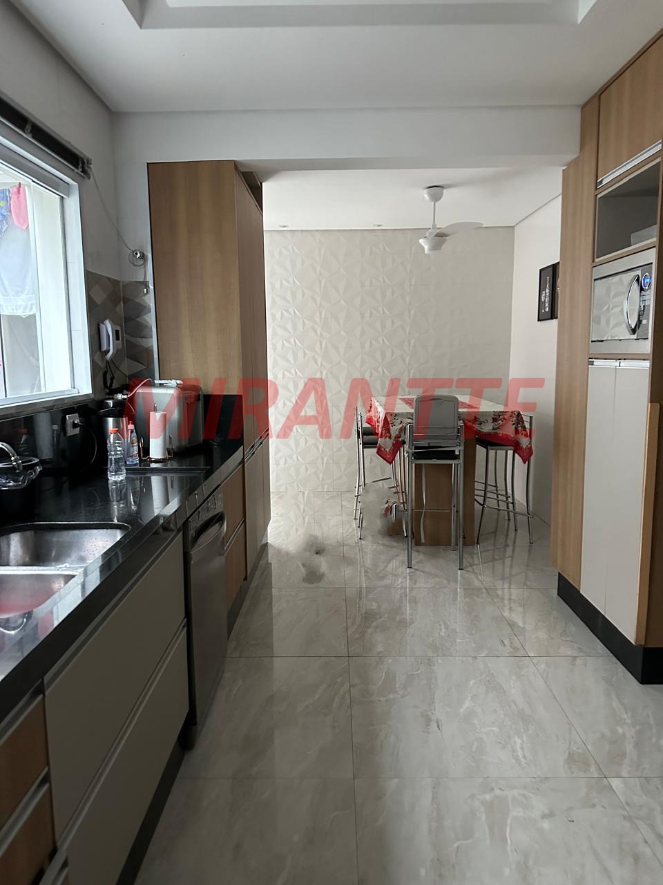 Sobrado de 240m² com 4 quartos em Jardim Guapíra
