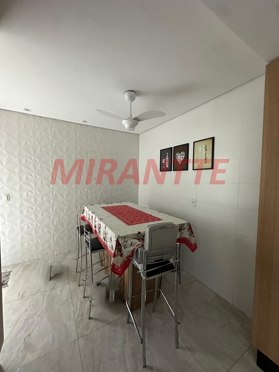 Sobrado de 240m² com 4 quartos em Jardim Guapíra