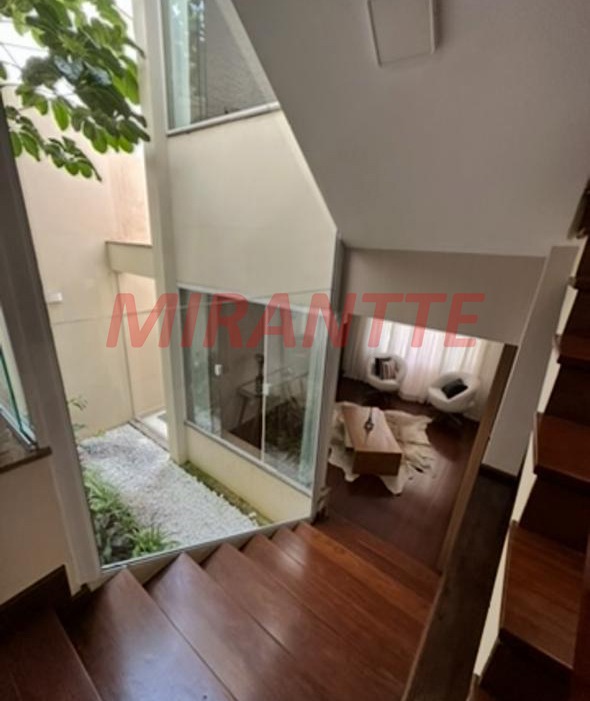 Sobrado de 240m² com 4 quartos em Jardim Guapíra