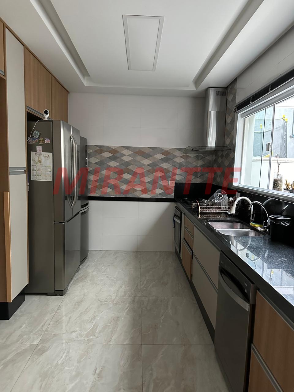 Sobrado de 240m² com 4 quartos em Jardim Guapíra