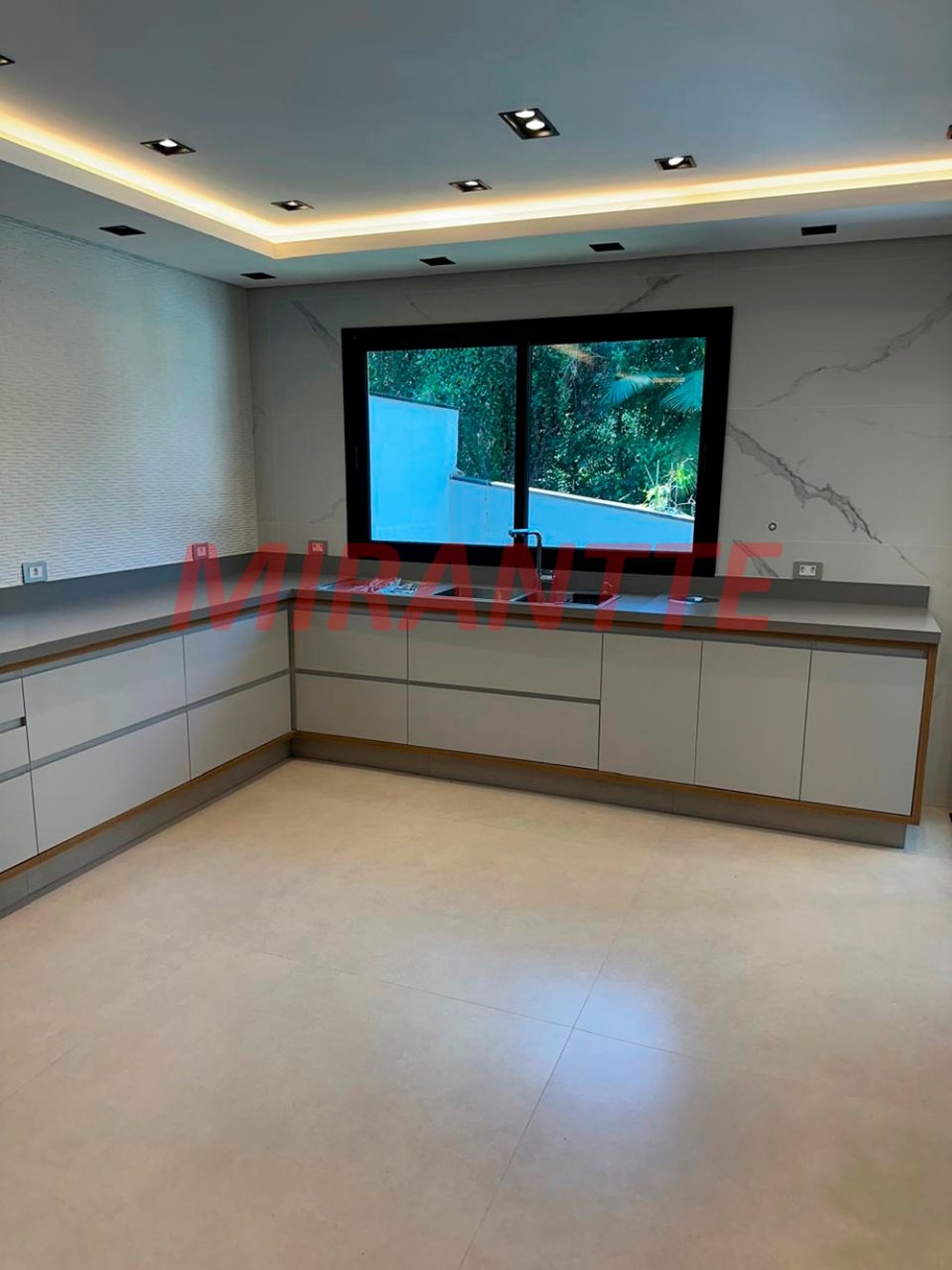 Cond. fechado de 460m² com 3 quartos em Tucuruvi