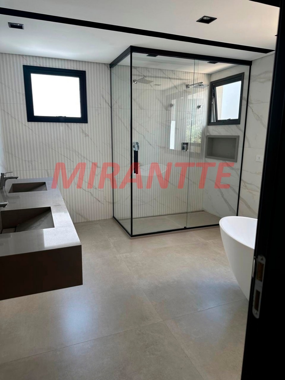 Cond. fechado de 460m² com 3 quartos em Tucuruvi