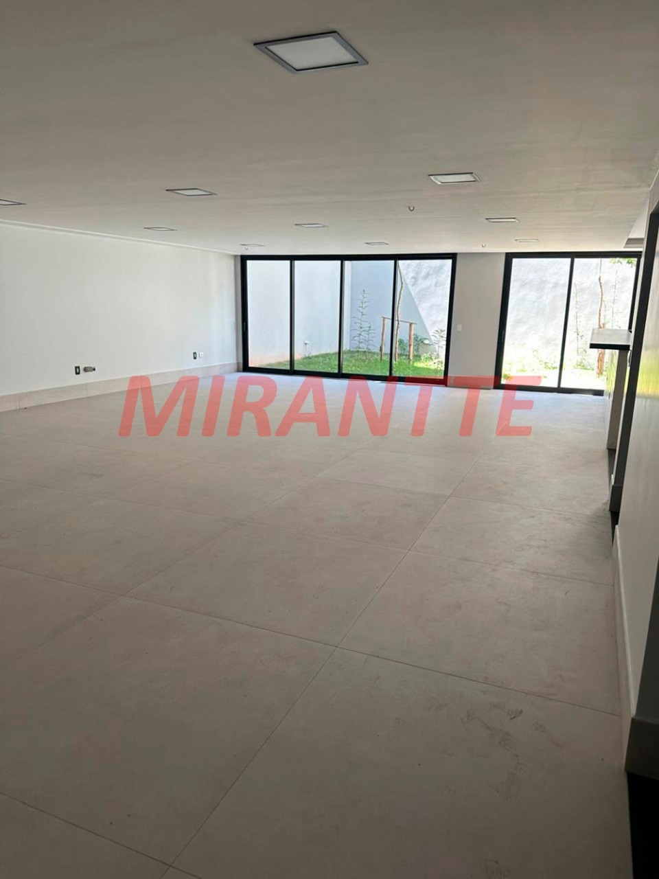 Cond. fechado de 460m² com 3 quartos em Tucuruvi