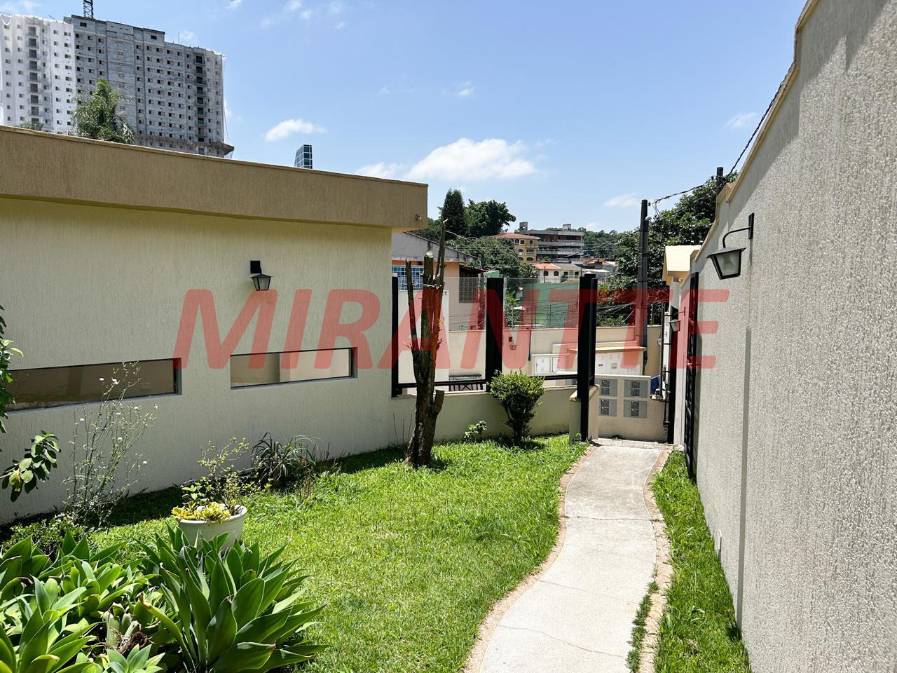 Cond. fechado de 198m² com 4 quartos em Vila Pedra Branca