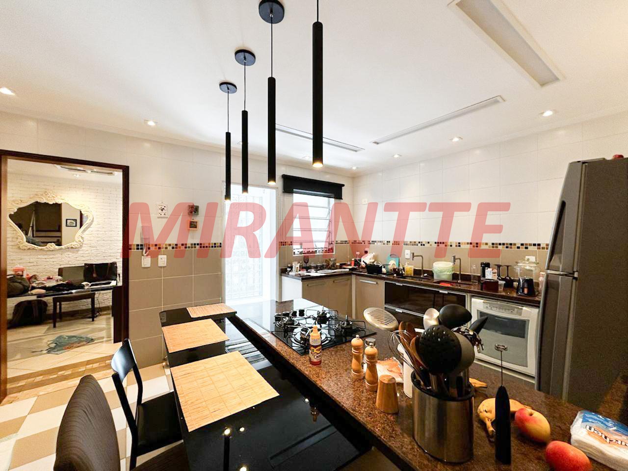 Cond. fechado de 198m² com 4 quartos em Vila Pedra Branca