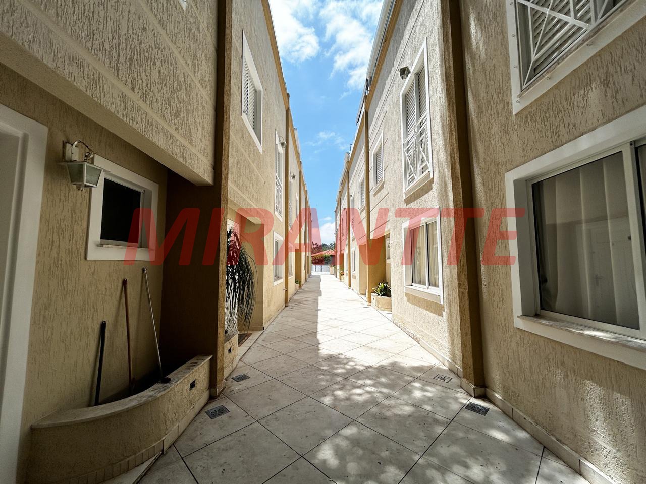 Cond. fechado de 198m² com 4 quartos em Vila Pedra Branca