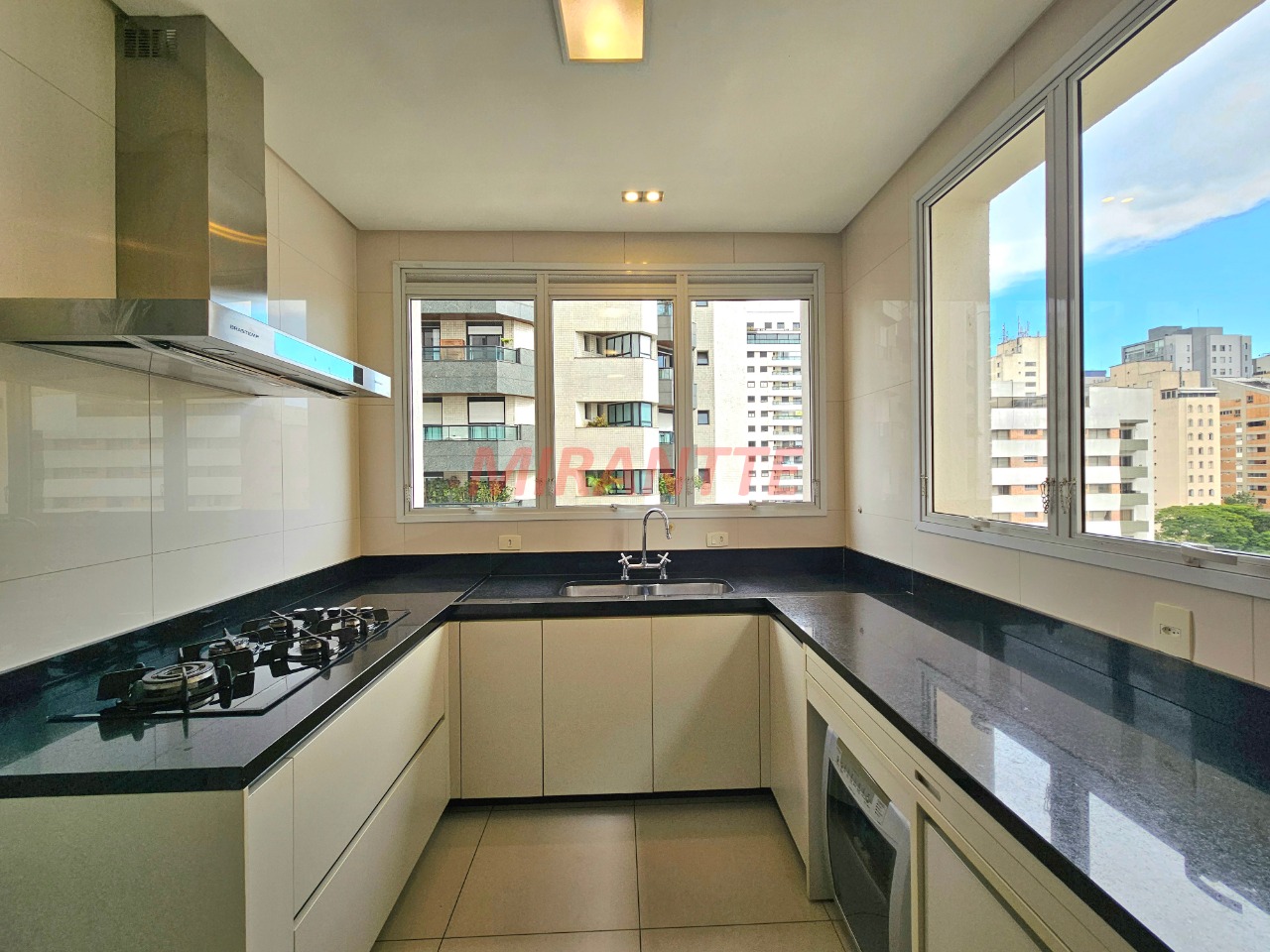 Apartamento de 400m² com 4 quartos em Moema