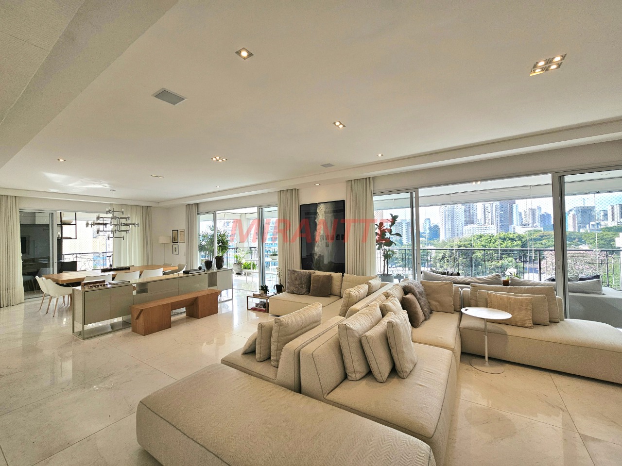 Apartamento de 400m² com 4 quartos em Moema