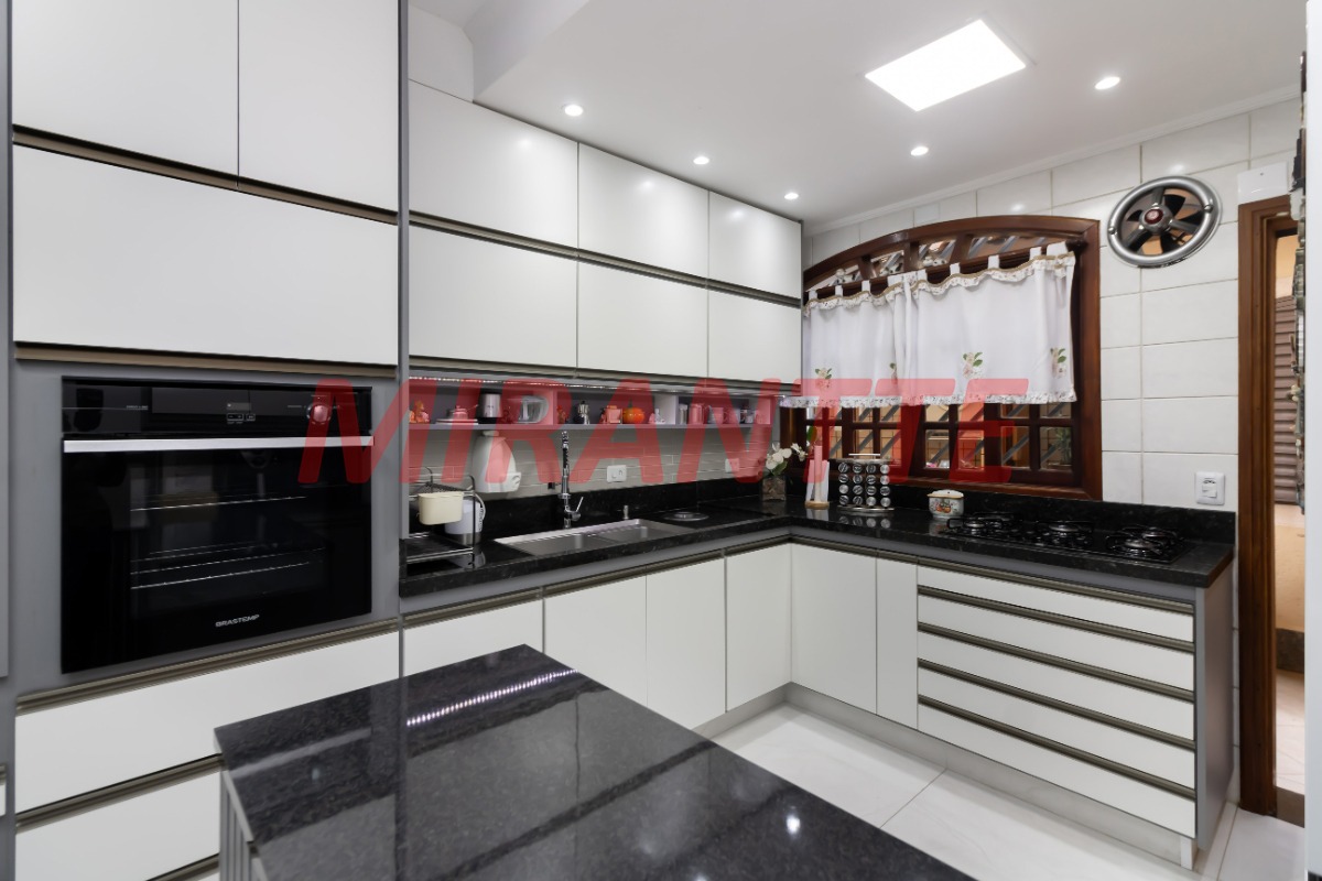 Sobrado de 223m² com 3 quartos em Jardim Virginia Bianca