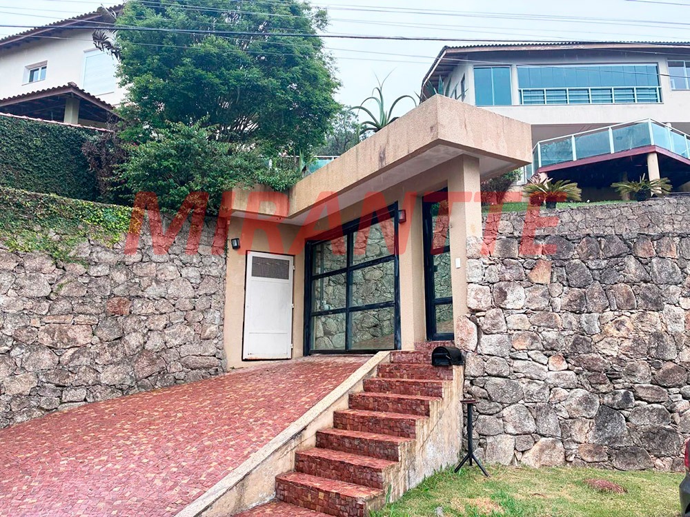 Cond. fechado de 365m² em Roseira