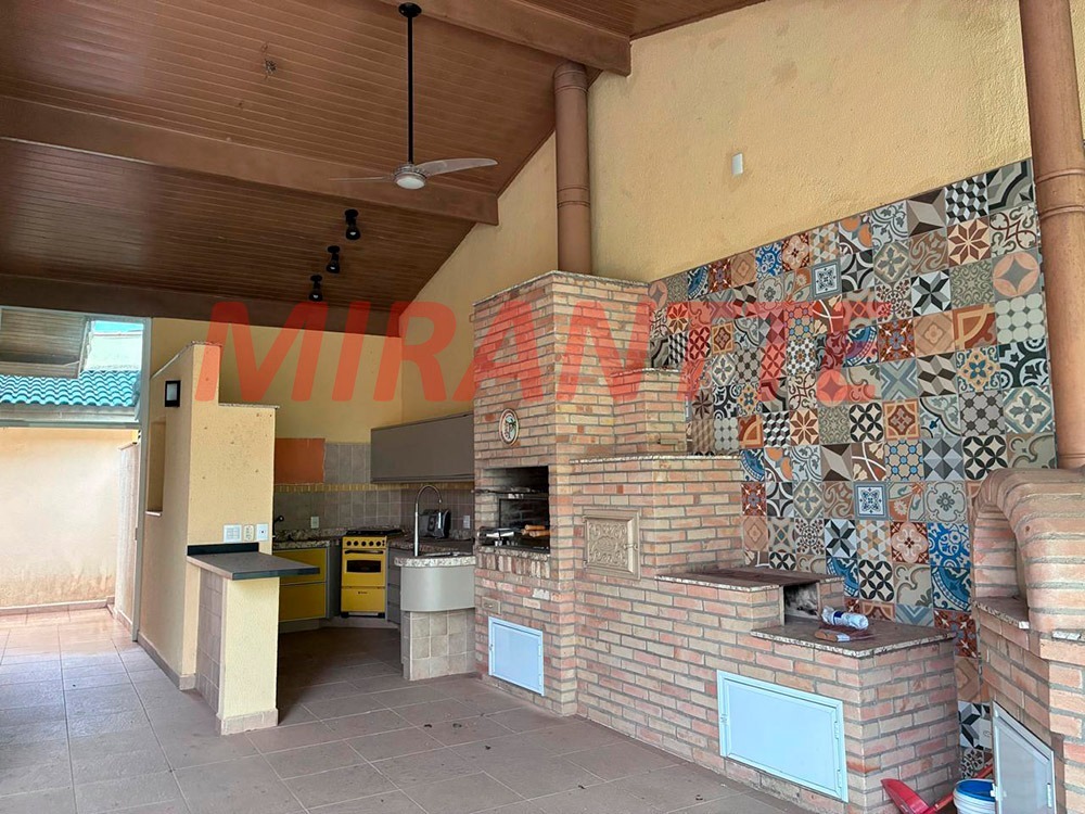 Cond. fechado de 365m² em Roseira