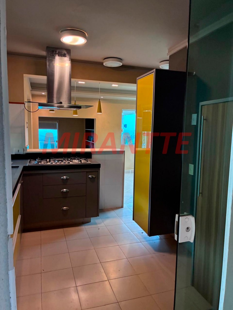 Cond. fechado de 365m² em Roseira