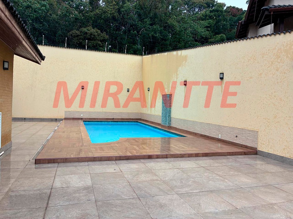 Cond. fechado de 365m² em Roseira