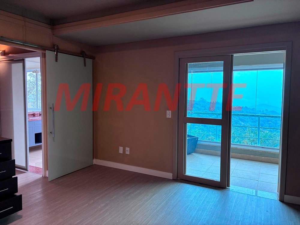 Cond. fechado de 365m² em Roseira