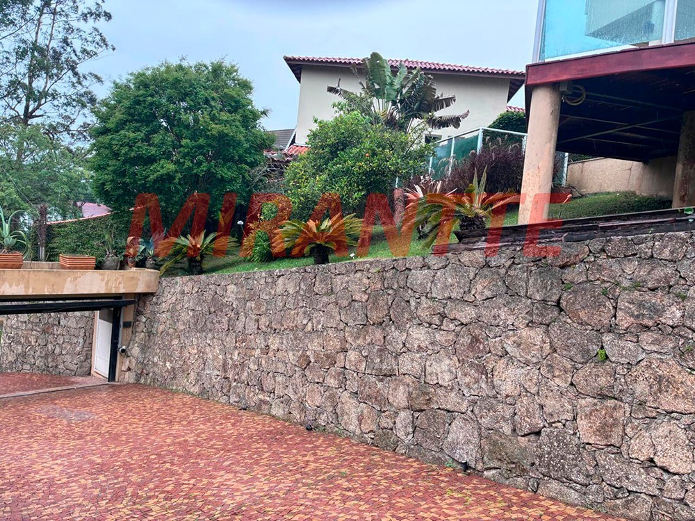 Cond. fechado de 365m² em Roseira