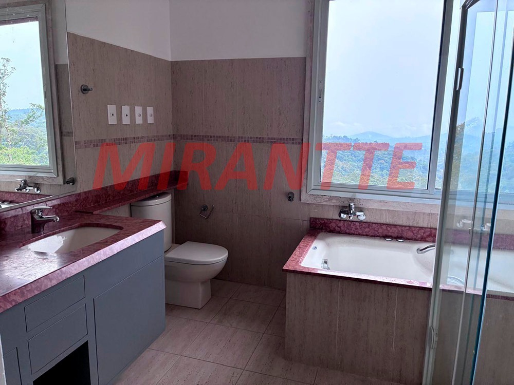 Cond. fechado de 365m² em Roseira