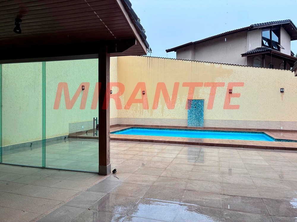 Cond. fechado de 365m² em Roseira
