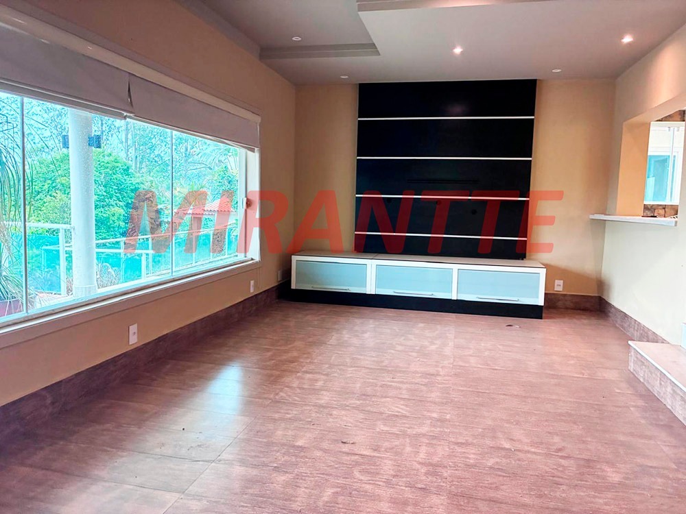 Cond. fechado de 365m² em Roseira